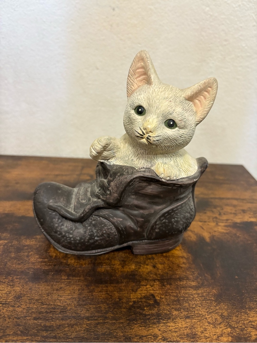 VTG ceramic cat in boot figurine non branded white cat green eyes